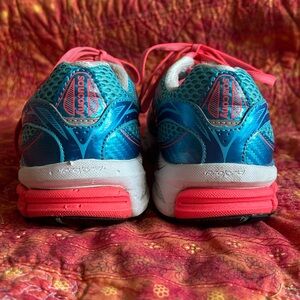 Women’s Saucony Runners in Teal & Coral